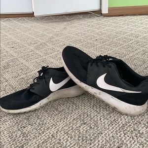 Nike Black Roshe
